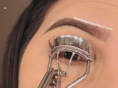 How To Apply False Lashes For Beginners: THIS trick made my life easier! (3) How To Apply False Lashes For Beginners: THIS trick made my life easier! (3)